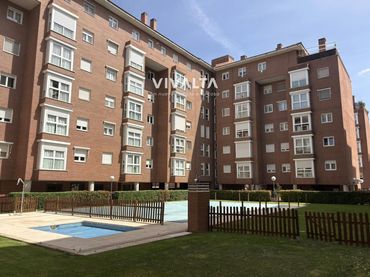 Piso con piscina en venta en Burguete 12