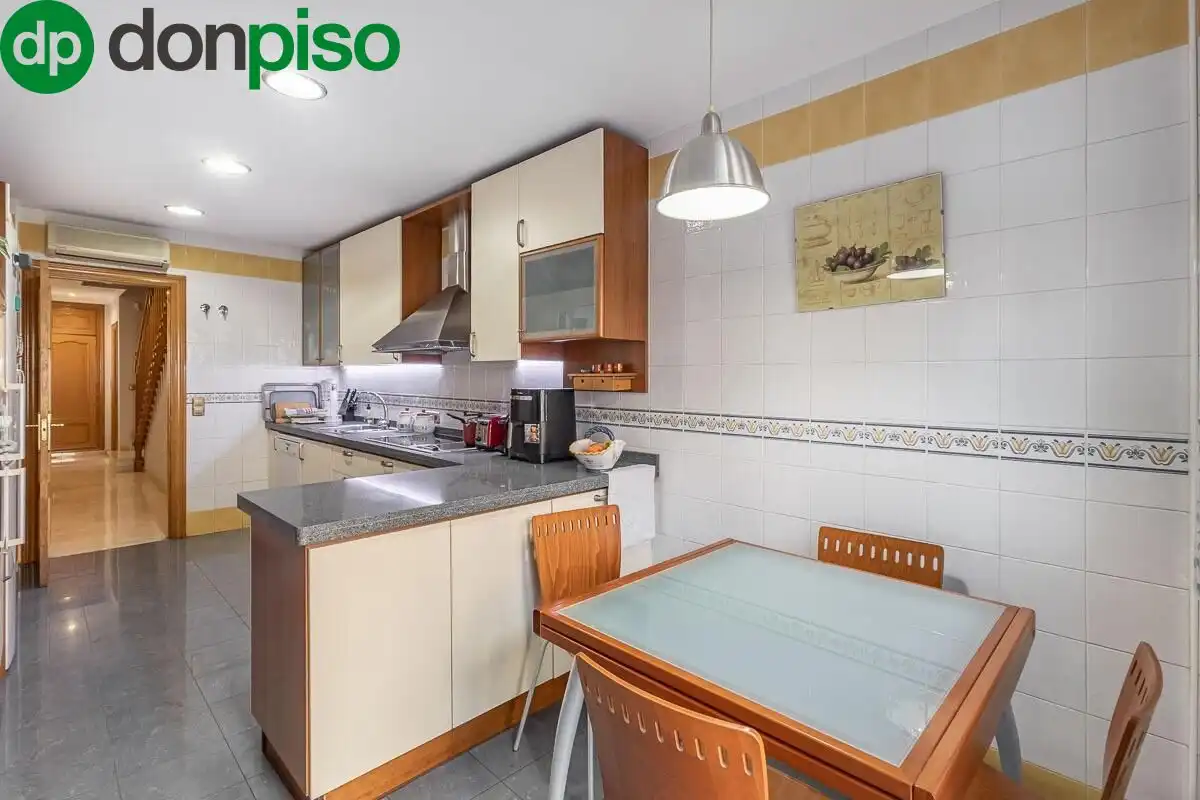 Cocina de Casa adosada en venta en Granada con Calefacción, Jardín privado y Terraza