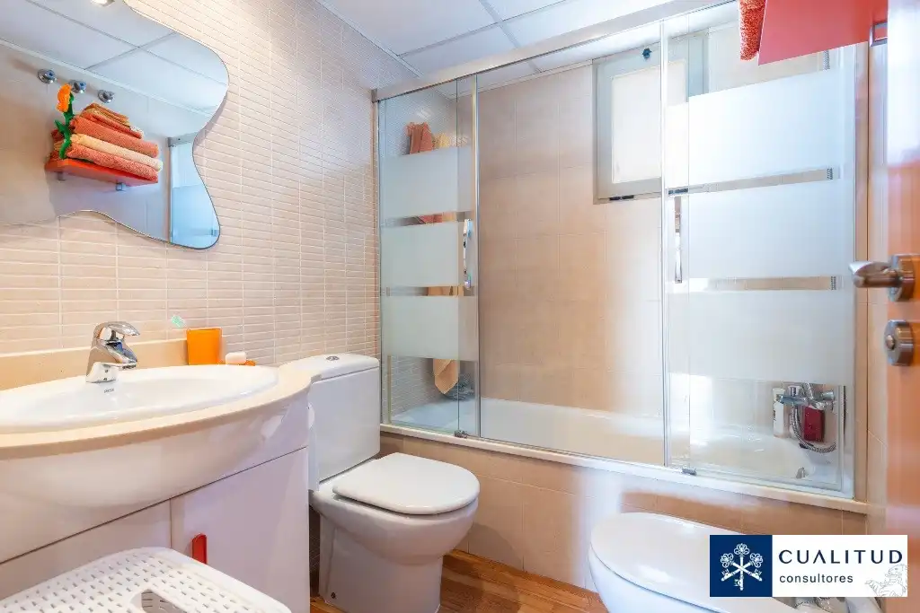 Bathroom of Flat for sale in Benicasim / Benicàssim  with Storage room