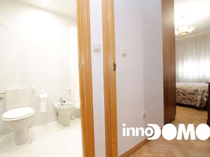 Bedroom of Flat for sale in  Madrid Capital