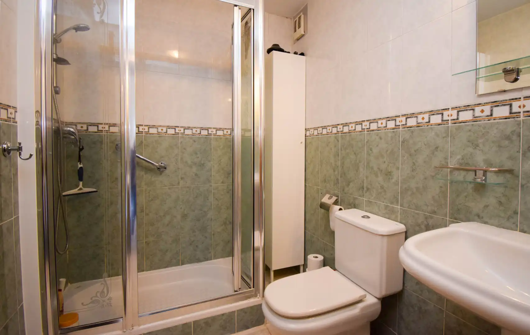 Bany de Apartament en venda en Benalmádena amb Aire condicionat, Terrassa i Moblat