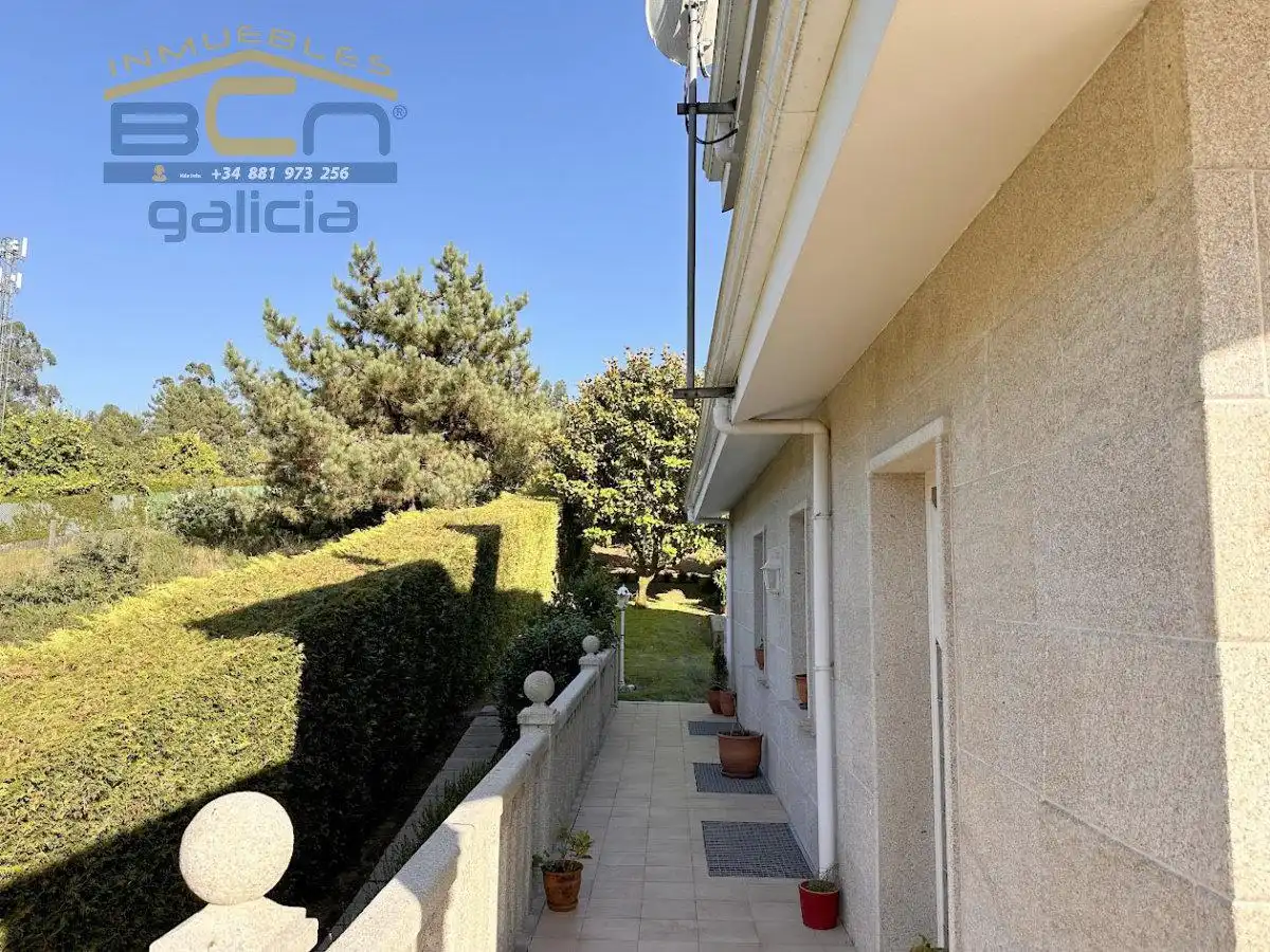 Vista exterior de Casa o xalet en venda en Santiago de Compostela  amb Calefacció, Jardí privat i Piscina
