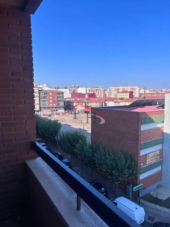 Vista exterior de Pis en venda en León Capital  amb Calefacció, Terrassa i Traster