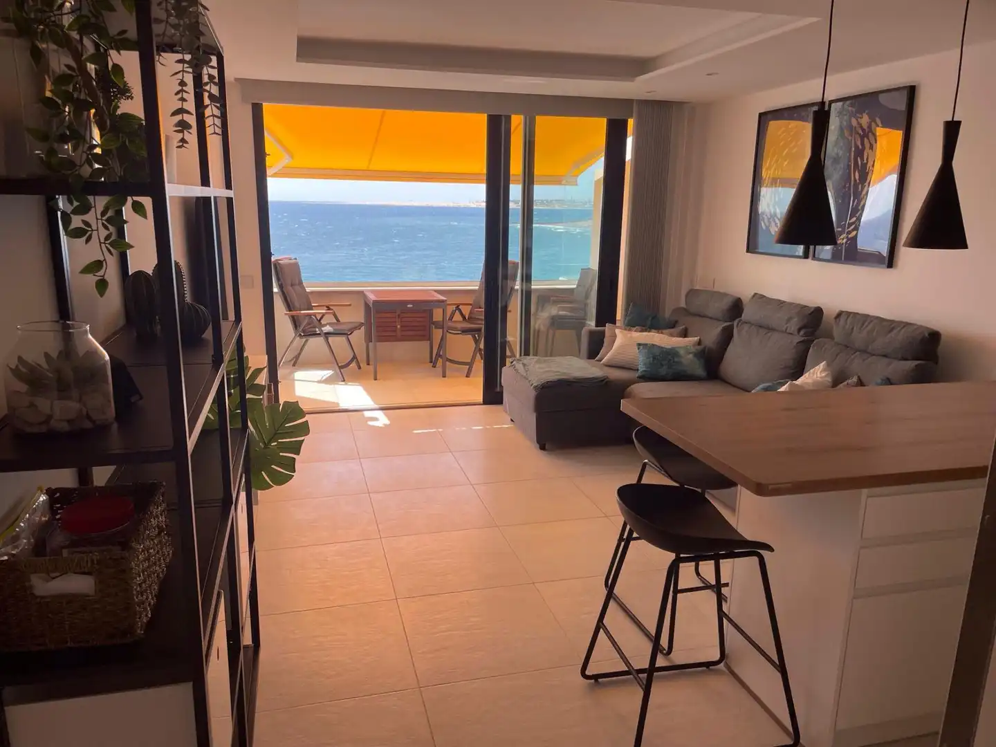 Sala d'estar de Apartament de lloguer en San Bartolomé de Tirajana amb Moblat, Balcó i Piscina comunitària