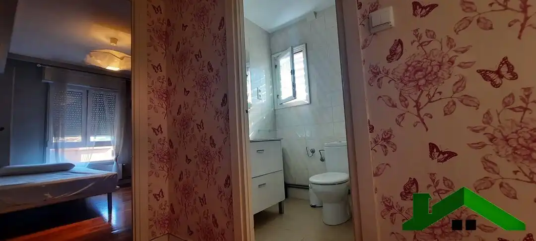 Bathroom of Flat for rent in Bilbao   with Heating and Balcony