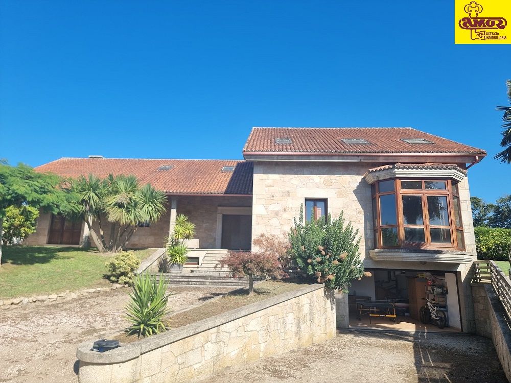 Vista exterior de Casa o xalet en venda en Santiago de Compostela  amb Jardí privat, Terrassa i Rentadora