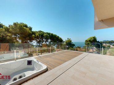 Casa bifamiliare di nuova costruzione con piscina in vendita a Avinguda Mar Menuda