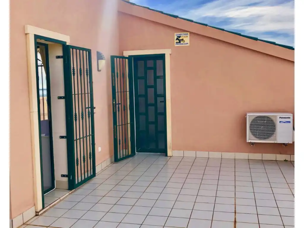 Vista exterior de Casa o xalet en venda en Rojales amb Jardí privat, Terrassa i Moblat