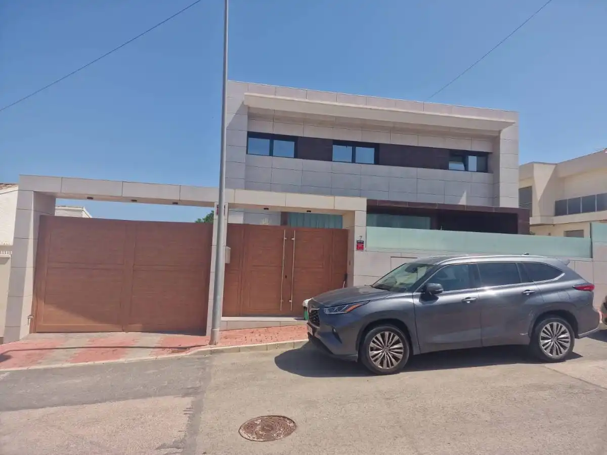Chalet con piscina en venta en C. Saturno, imagen 4