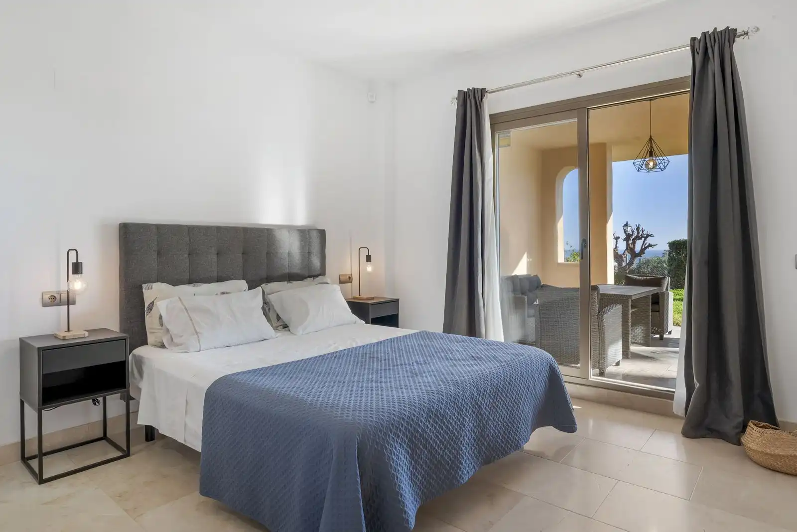Bedroom of Apartments for sale in Benahavís  with Air Conditioner, Terrace and Storage room
