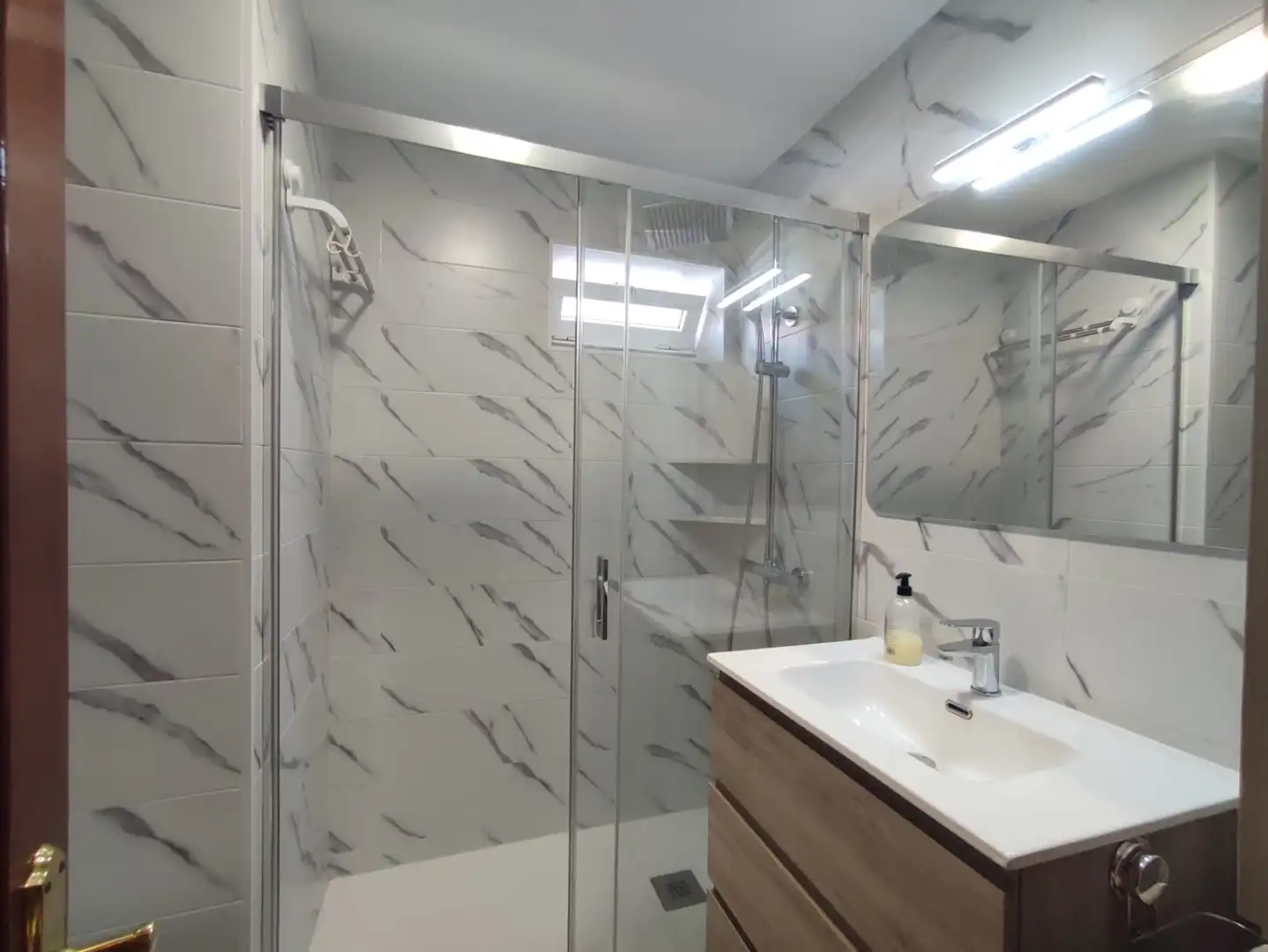 Badezimmer von Wohnung zur Miete in Gijón  mit Heizung und Möbliert