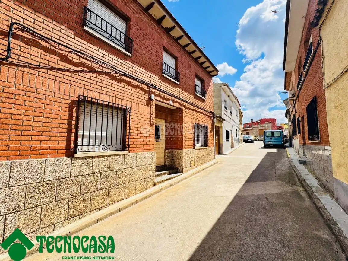 Vista exterior de Casa adosada en venta en Los Navalmorales