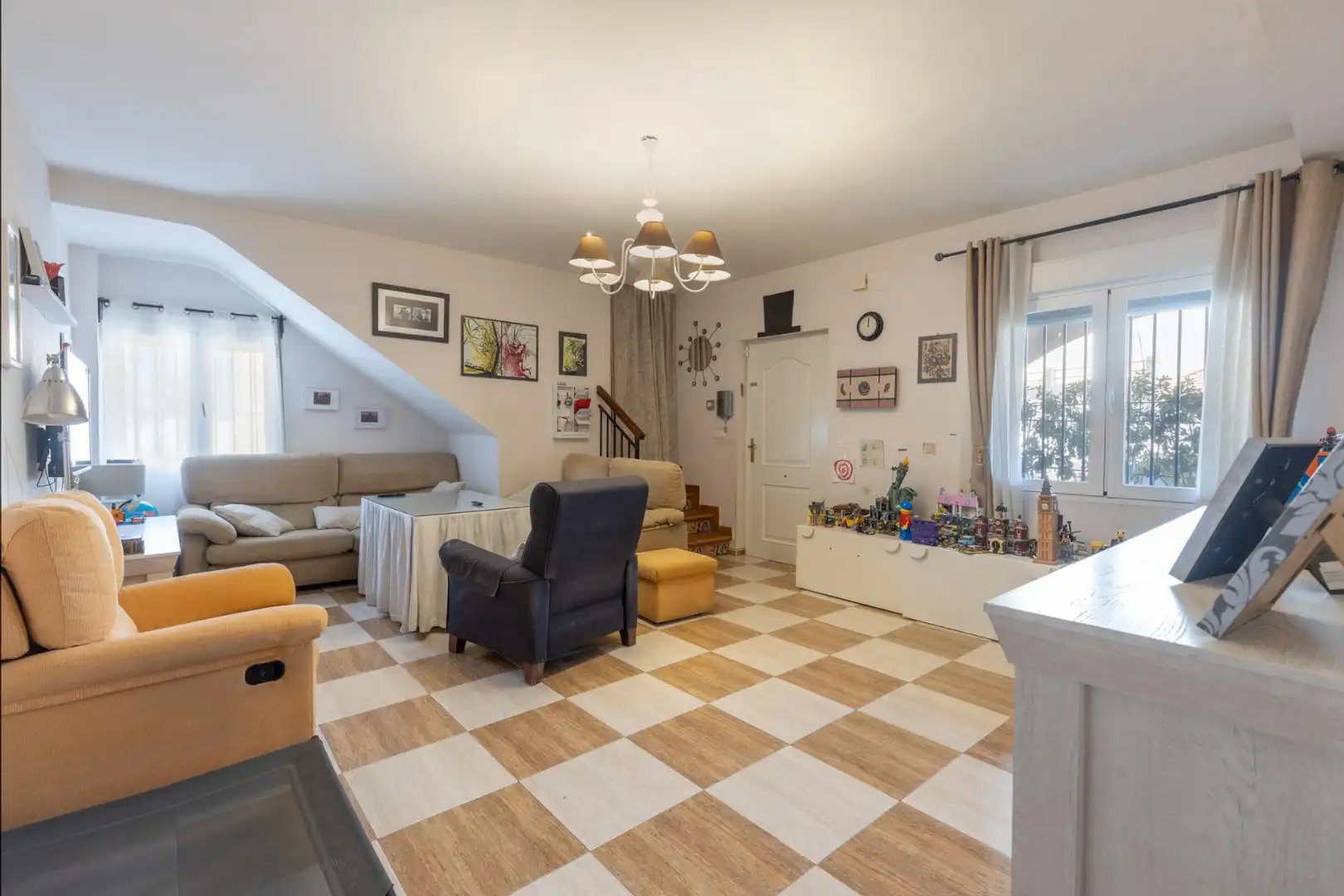 Sala d'estar de Casa o xalet en venda en Armilla amb Aire condicionat i Terrassa
