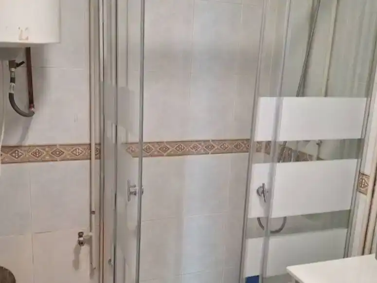 Badezimmer von Wohnung zur Miete in Roquetas de Mar mit Klimaanlage und Schwimmbad