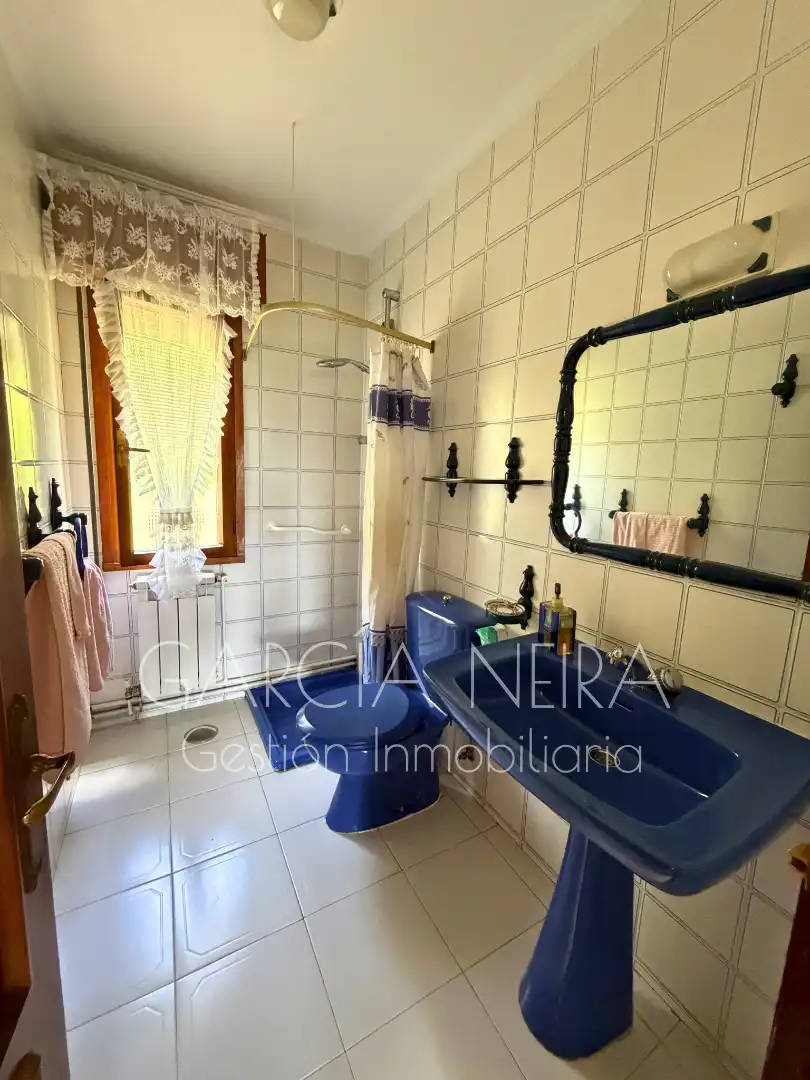 Badezimmer von Haus oder Chalet zum Verkauf in Siero mit Heizung, Parkett und Terrasse