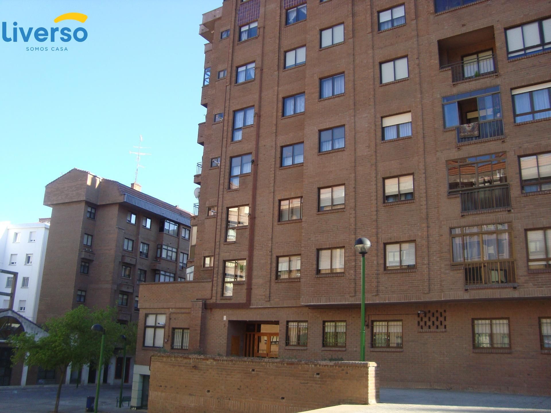 Vista exterior de Pis per a compartir en Burgos Capital amb Calefacció, Terrassa i Balcó