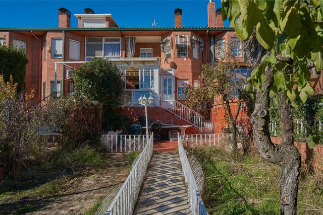 Casa adosada en Venta en Centro Comercial - Hospital