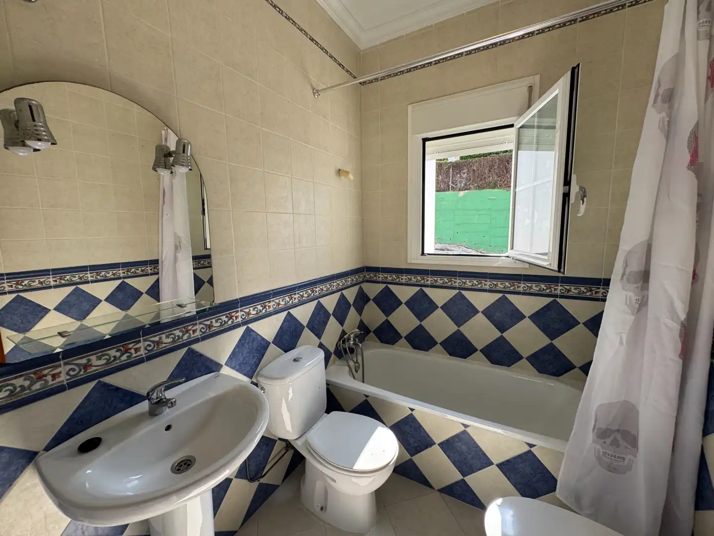 Bany de Casa o xalet en venda en Rincón de la Victoria amb Aire condicionat, Jardí privat i Terrassa