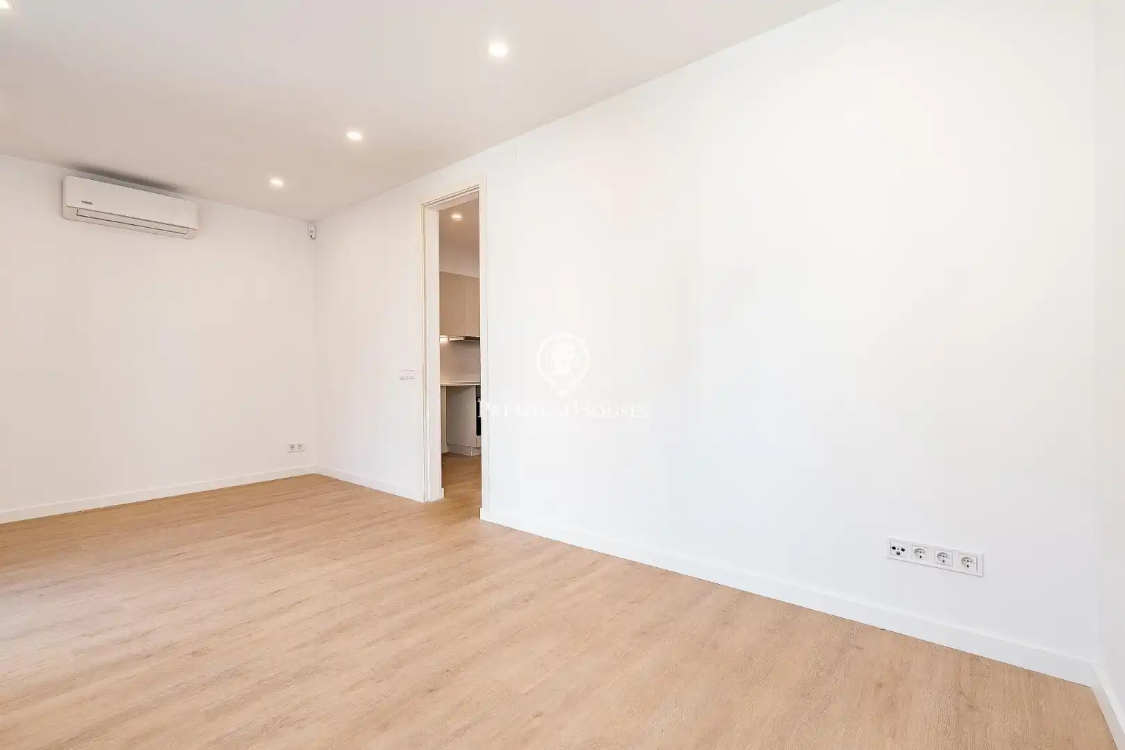 Apartments for sale in Barcelona  with Parquet flooring