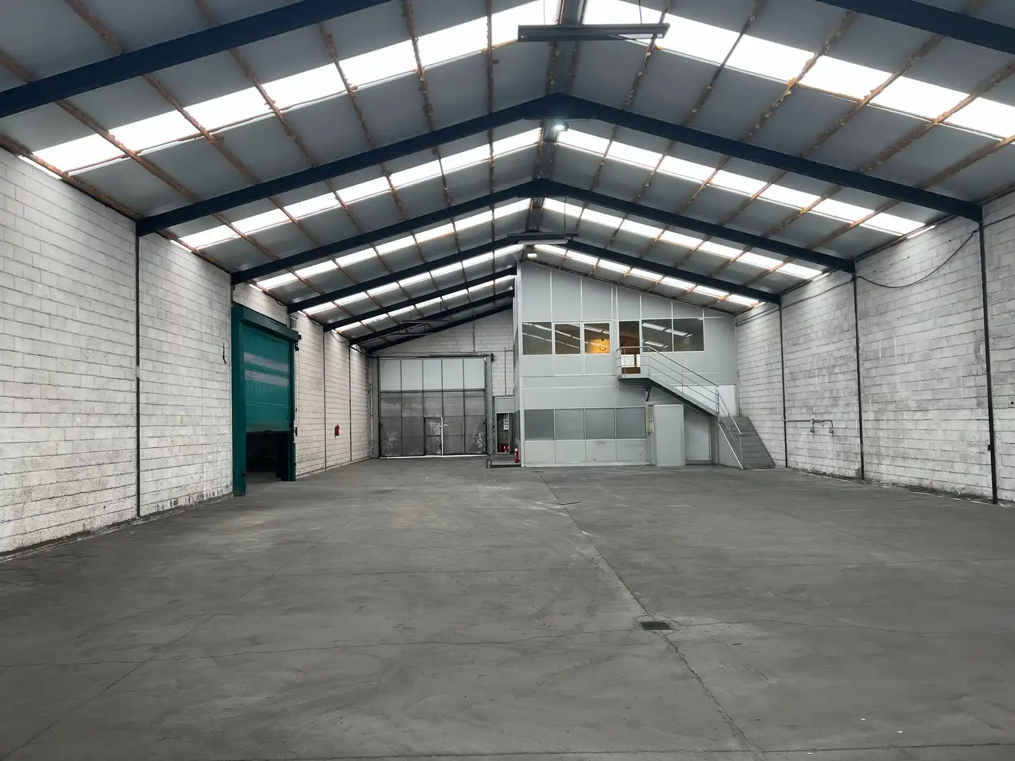 Außenansicht von Fabrikhallen zur Miete in Narón