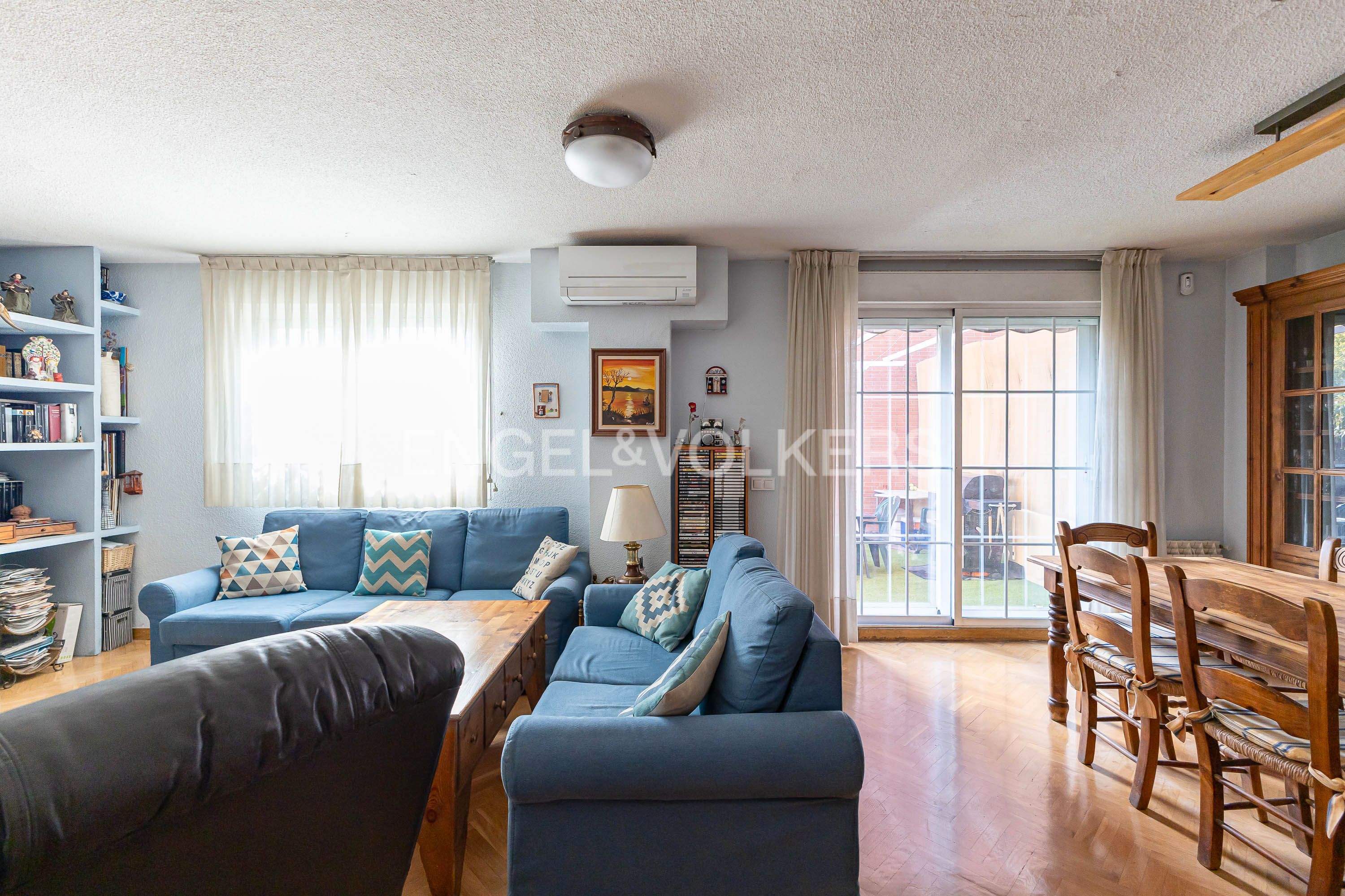 Living room of Single-family semi-detached for sale in  Madrid Capital  with Air Conditioner, Heating and Private garden