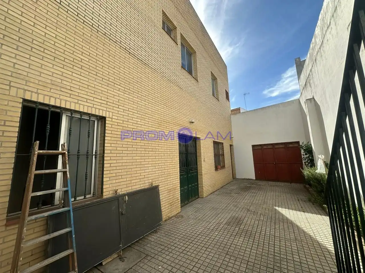 Vista exterior de Planta baja en venta en Coria del Río