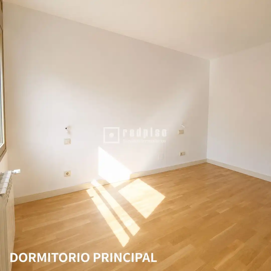 Dormitori de Pis de lloguer en Madrid amb Aire condicionat, Calefacció i Jardí privat