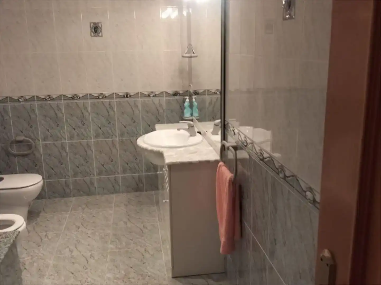 Bathroom of Flat for sale in Otos  with Air Conditioner, Private garden and Storage room