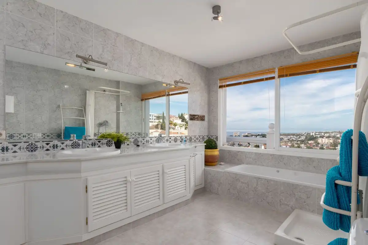 Bathroom of Houses for sale in Mijas  with Air Conditioner, Heating and Private garden