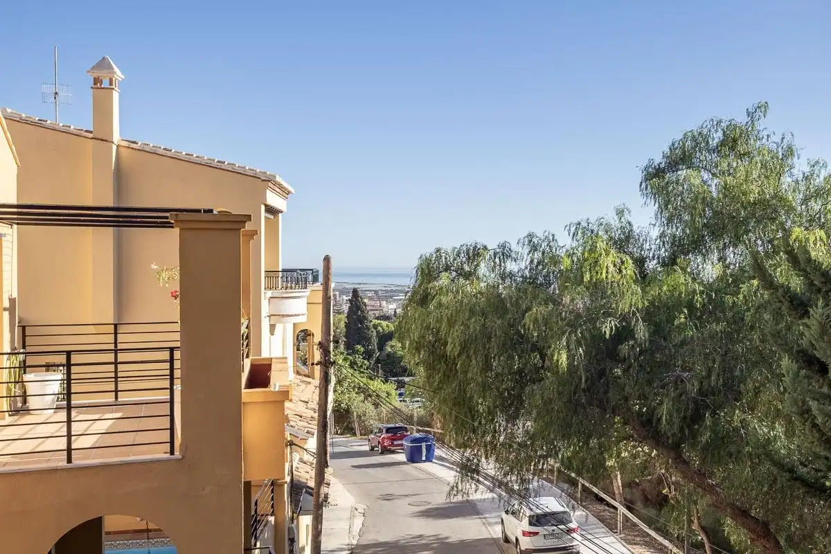 Vista exterior de Casa adosada en venta en Motril con Terraza y Alarma