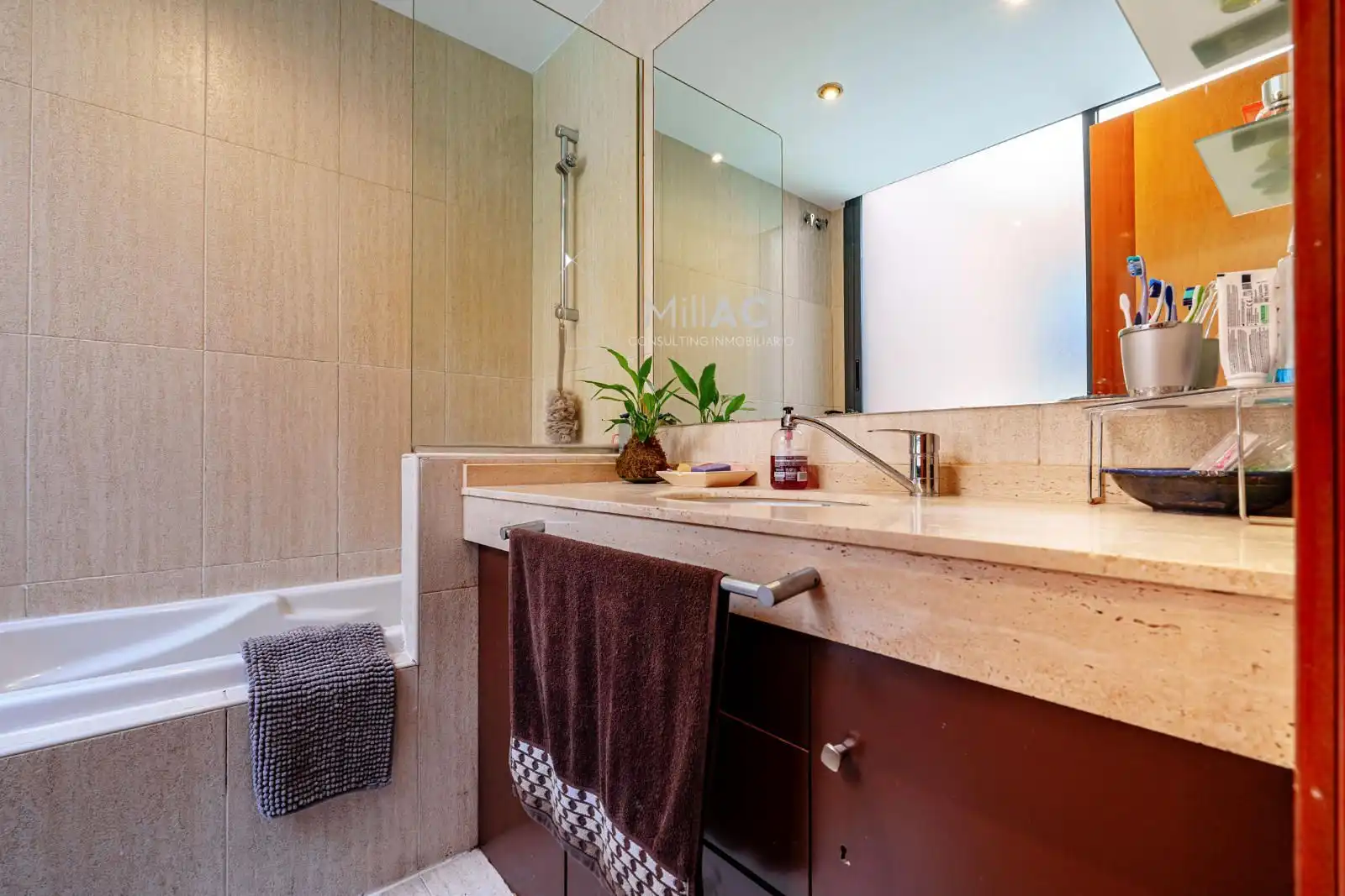 Baño de Casa adosada en venta en Madrid con Aire acondicionado, Calefacción y Jardín privado