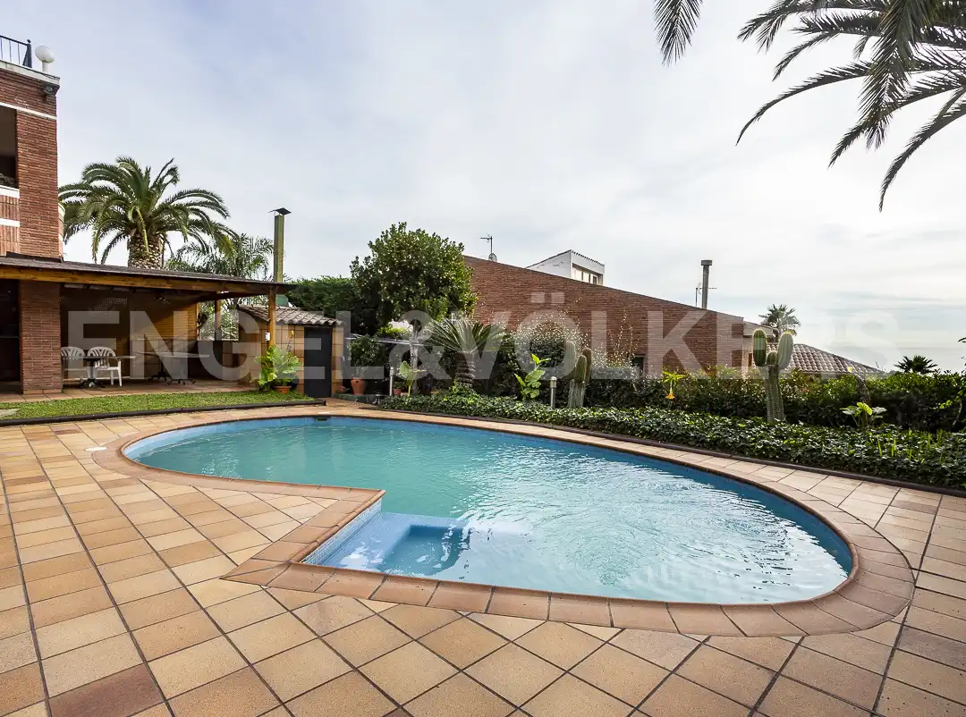 Piscina de Casa o xalet en venda en Premià de Dalt amb Aire condicionat, Calefacció i Jardí privat