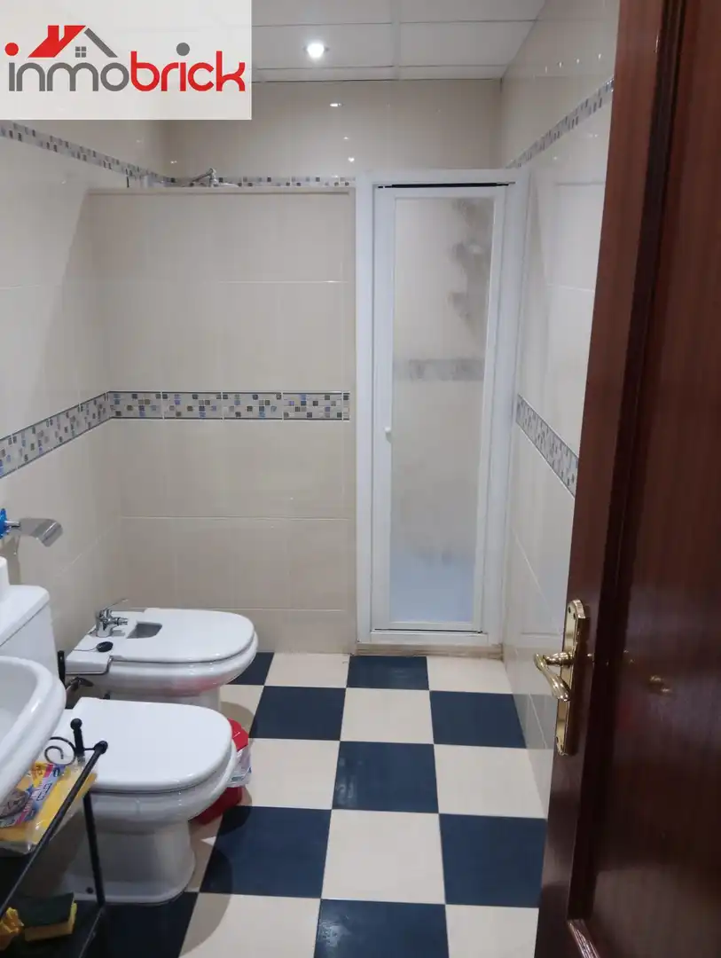 Bany de Pis en venda en Priego de Córdoba amb Aire condicionat, Terrassa i Balcó