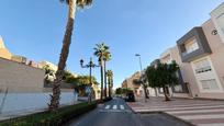 Vista exterior de Casa adosada en venda en Roquetas de Mar amb Piscina comunitària