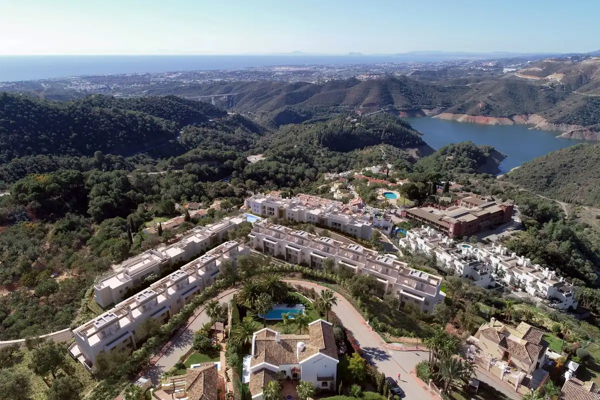 Vista exterior de Àtic en venda en Istán amb Aire condicionat, Terrassa i Sauna