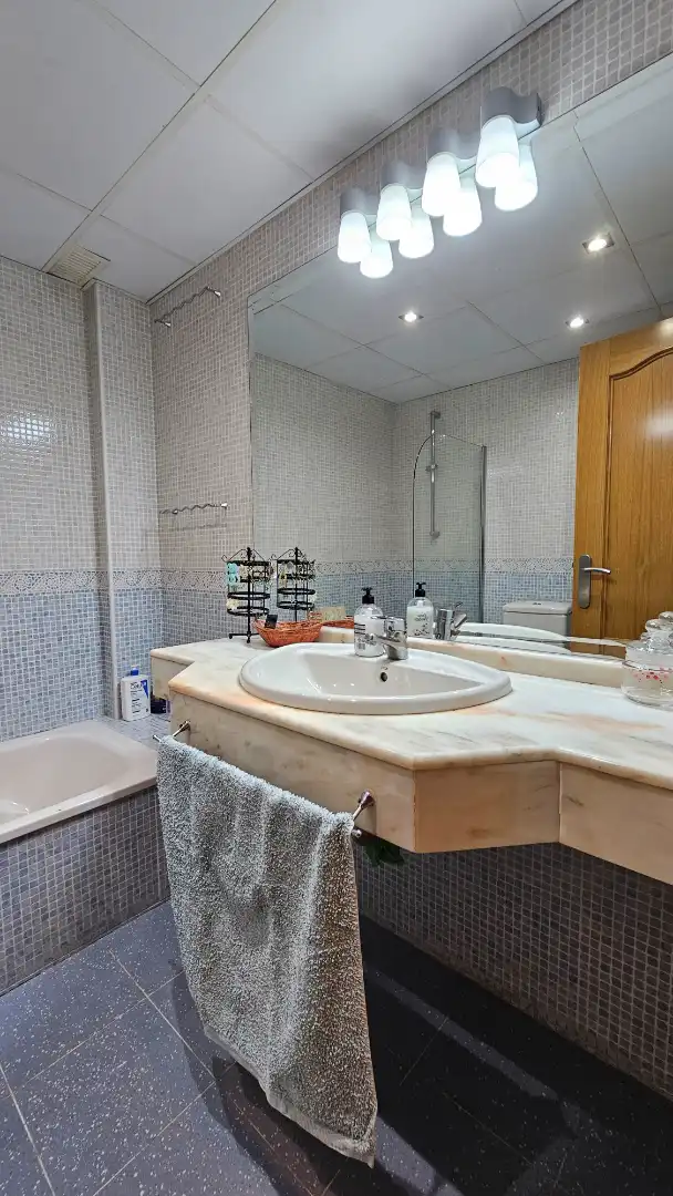 Baño de Casa adosada en venta en Zaragoza con Aire acondicionado, Calefacción y Jardín privado
