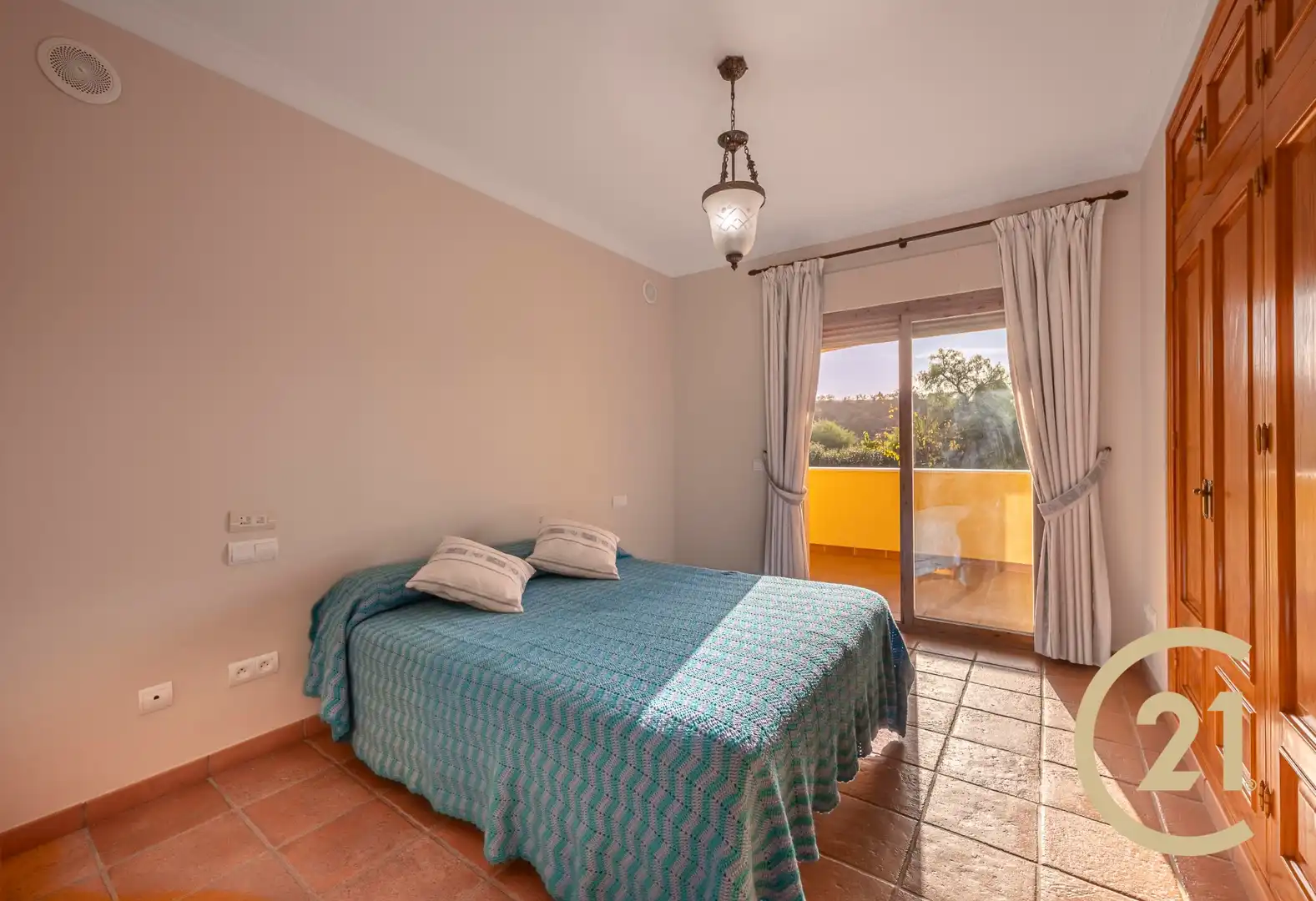 Habitación de Casa adosada en venta en Benahavís con Aire acondicionado, Jardín privado y Terraza
