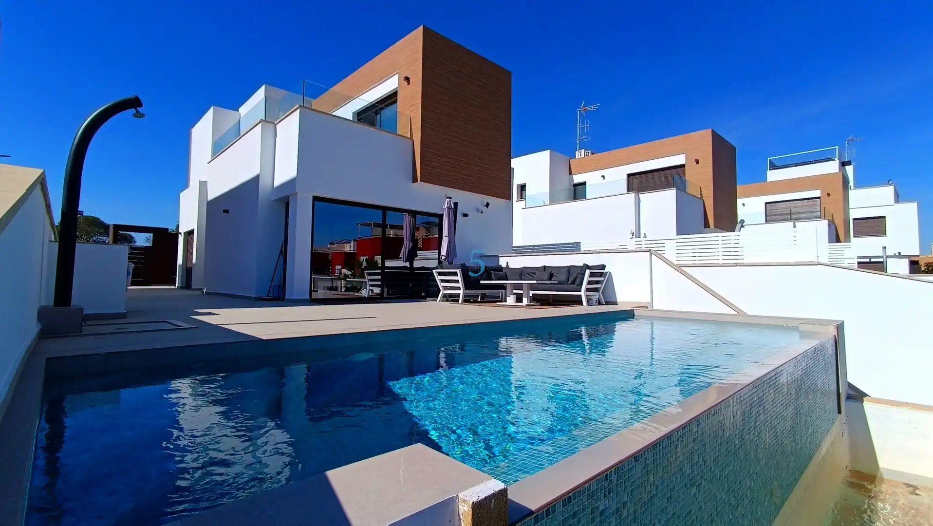 House with pool for sale in Algorfa