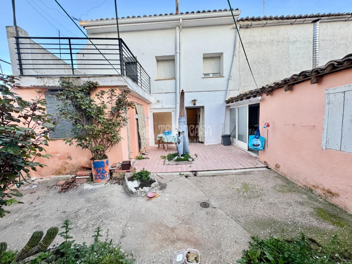 Vista exterior de Casa adosada en venta en Yunquera de Henares