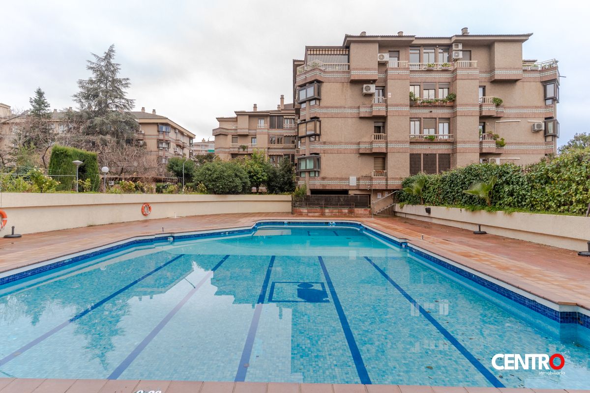 Piscina de Piso en venta en  Granada Capital con Aire acondicionado, Calefacción y Jardín privado