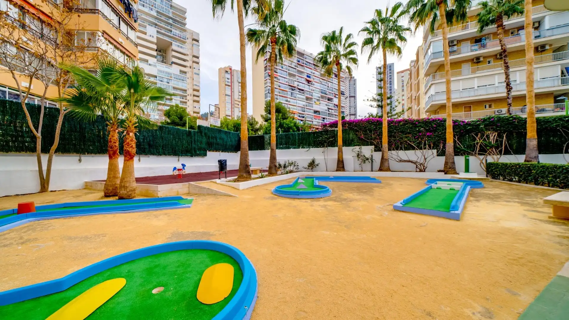 Vista exterior de Apartamento de alquiler en Benidorm con Aire acondicionado, Calefacción y Jardín privado