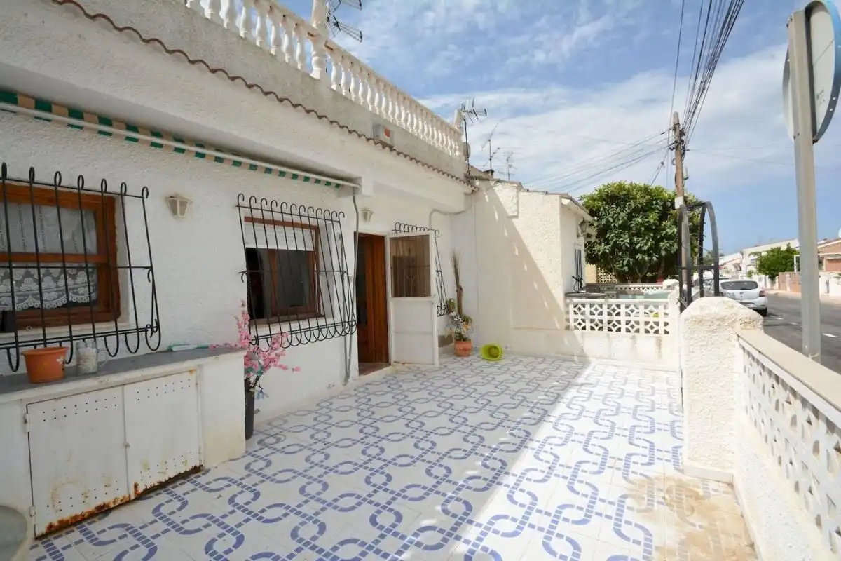 Vista exterior de Casa o xalet en venda en Zona Carrefour - Urbanizaciones