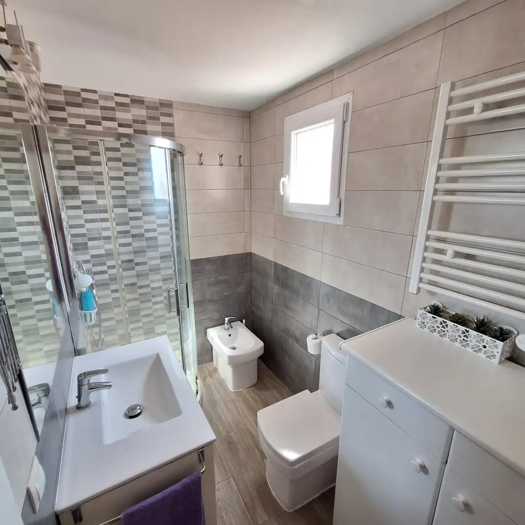 Baño de Apartamento en venta en La Manga del Mar Menor con Aire acondicionado