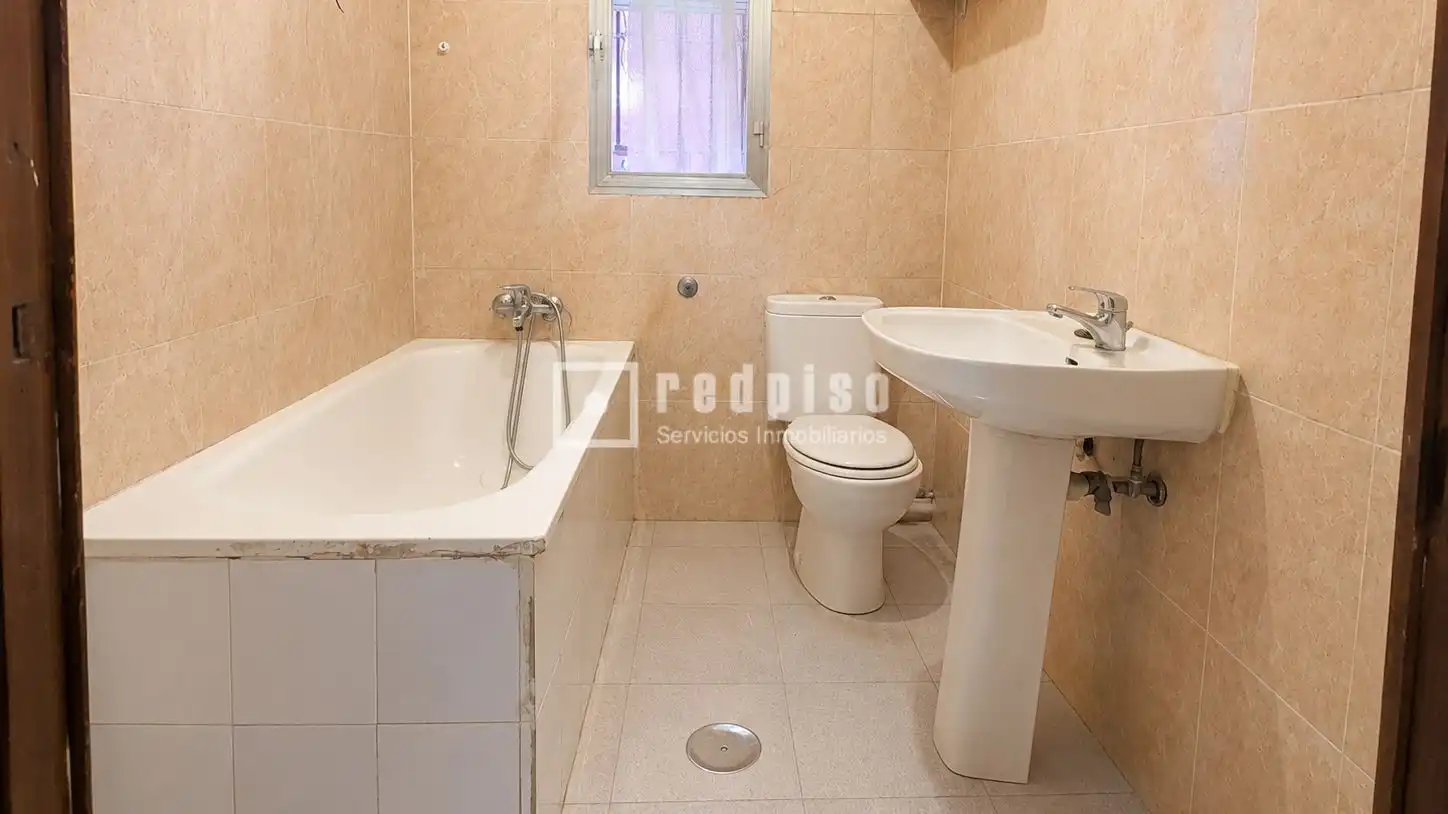 Bathroom of Houses for sale in Alameda de la Sagra