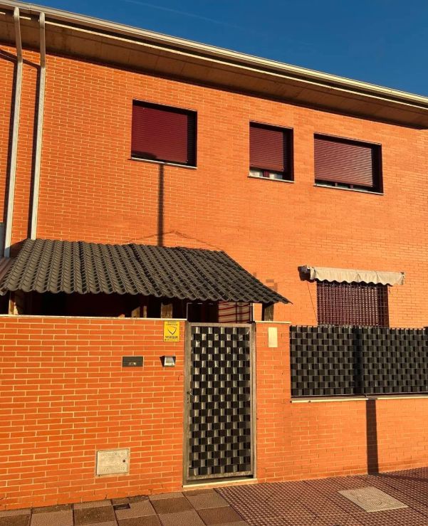 Vista exterior de Casa adosada en venta en Fernán Caballero con Aire acondicionado, Calefacción y Jardín privado