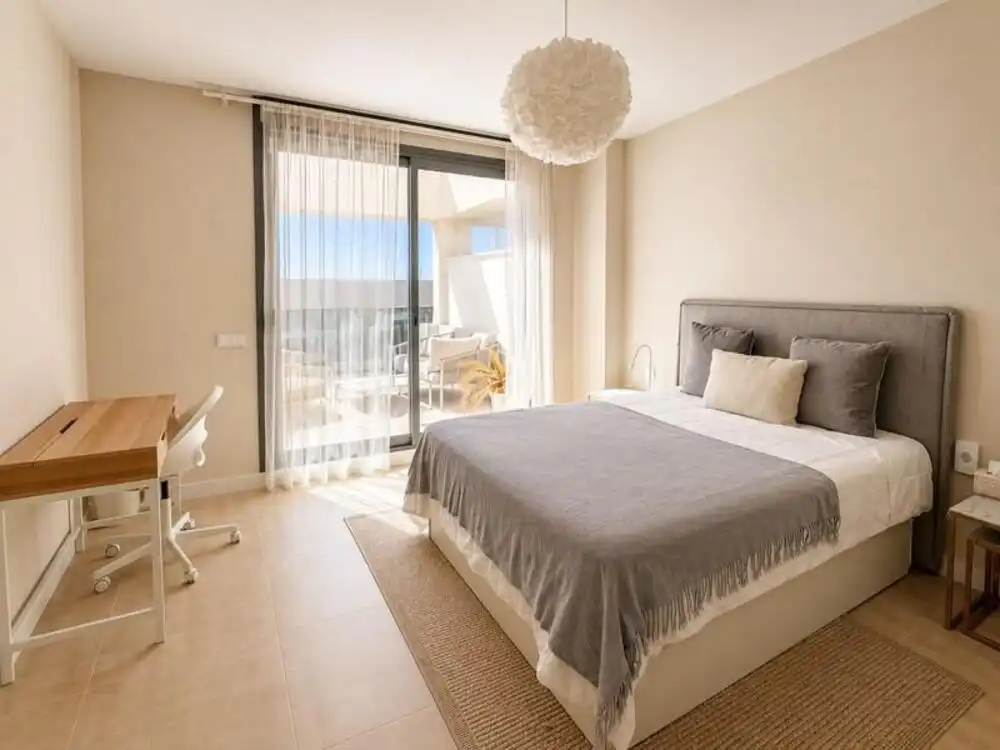 Dormitori de Apartament de lloguer en Estepona amb Aire condicionat, Terrassa i Traster