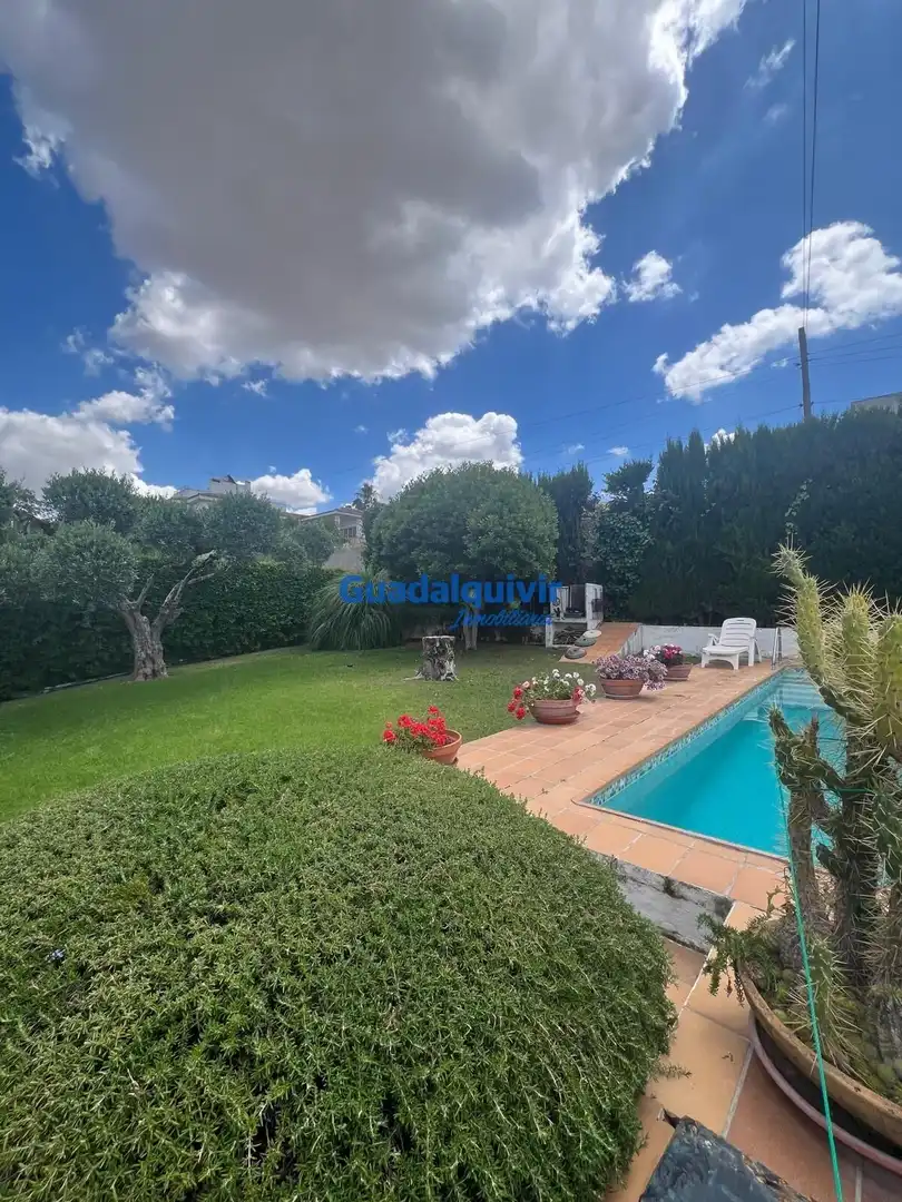 Jardí de Casa o xalet en venda en Dos Hermanas amb Aire condicionat, Jardí privat i Terrassa