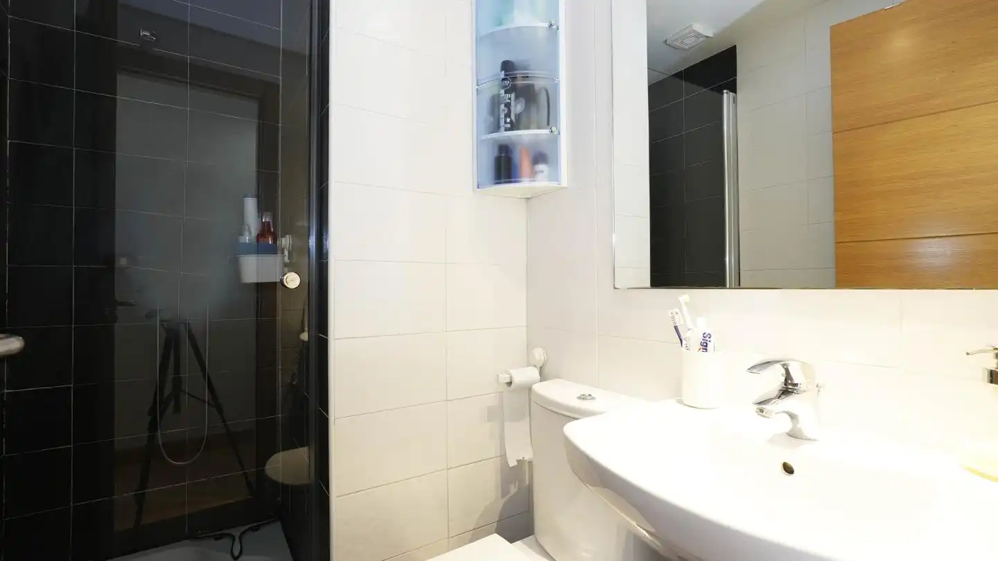 Baño de Ático en venta en Madrid con Calefacción, Terraza y Trastero