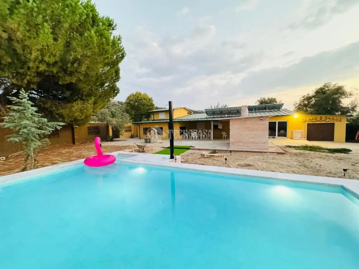 Piscina de Casa o xalet en venda en Talavera de la Reina amb Aire condicionat, Calefacció i Jardí privat