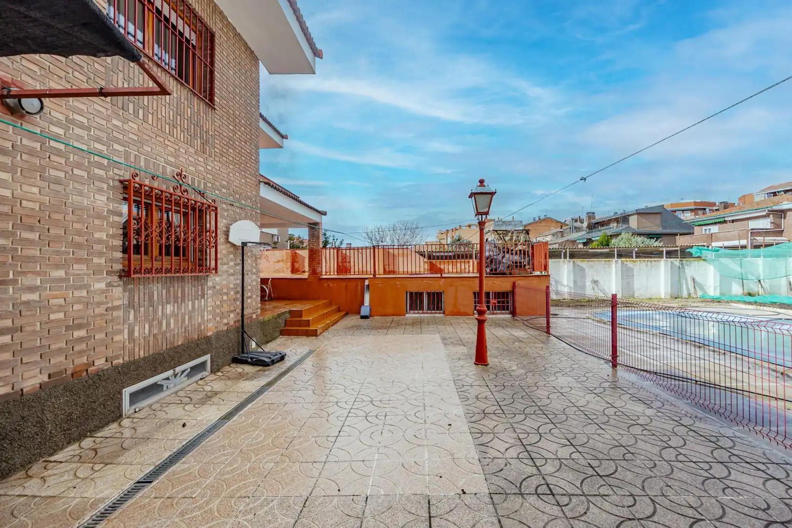 Vista exterior de Casa o xalet en venda en Madrid amb Calefacció, Jardí privat i Terrassa